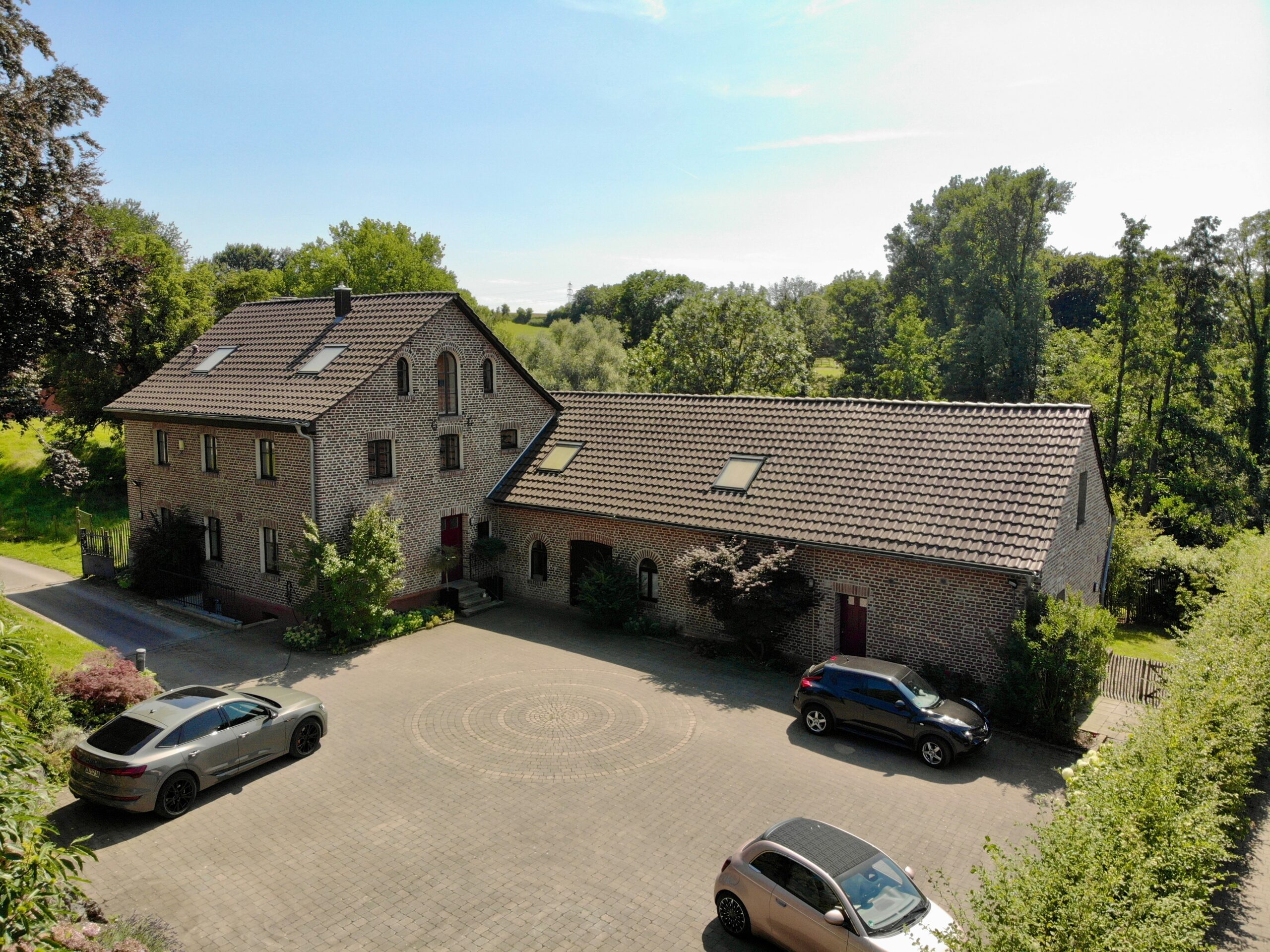 Exklusives Landgut: Historisches Bauernhaus mit weitläufigem Grundstück und modernem Wohnkomfort